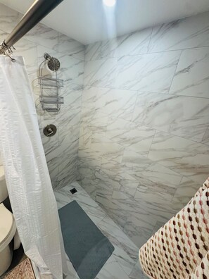 Regadera, toallas, papel de baño 