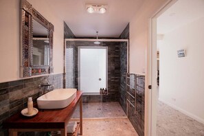 Hair dryer, towels, toilet paper - The Old Woolstore (Northern Midlands)