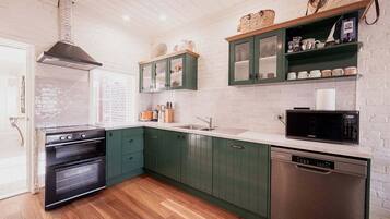 KylskÄp, mikrovÄgsugn, ugn och spishÀll