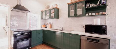 Réfrigérateur, four à micro-ondes, un four, surface de cuisson