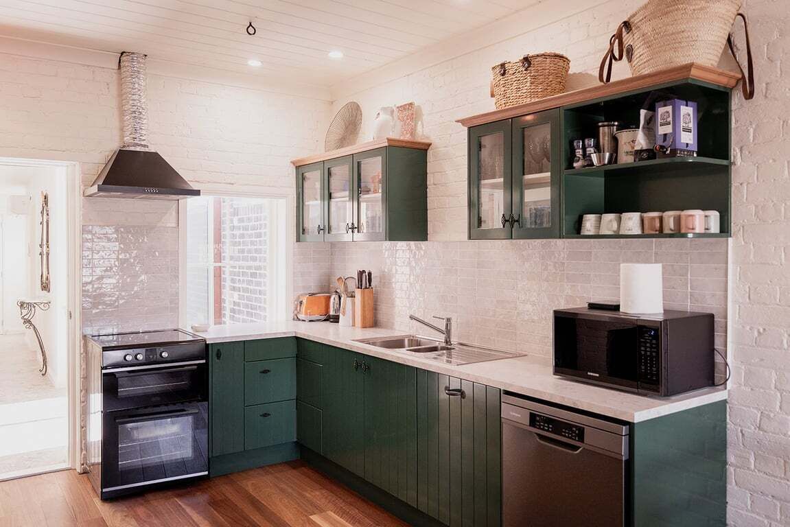 Kjøleskap, mikrobølgeovn, ovn og kokeplater