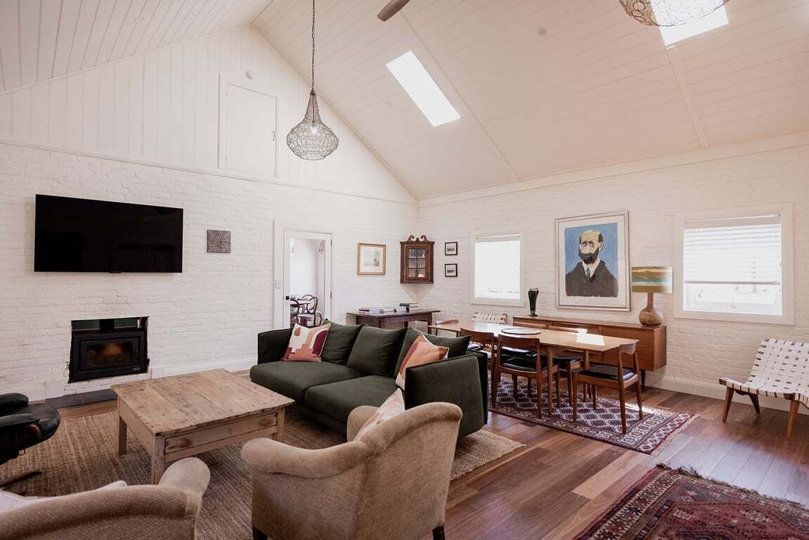 TV, peis, bøker og stereoanlegg