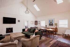 Fernseher, Kamin, Bücher, Stereoanlage