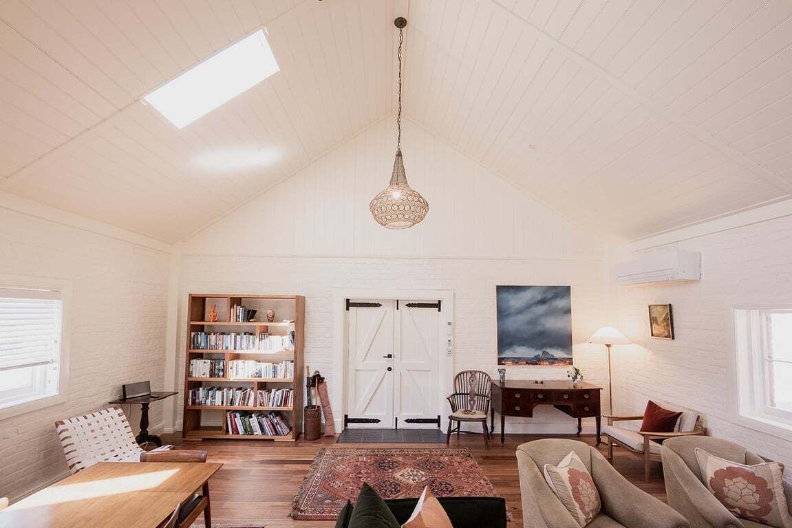 TV, peis, bøker og stereoanlegg