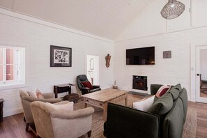 电视、壁炉、书、立体声音响