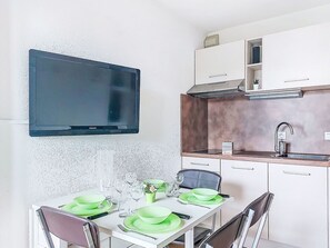 Fridge, microwave, dishwasher, cookware/dishes/utensils