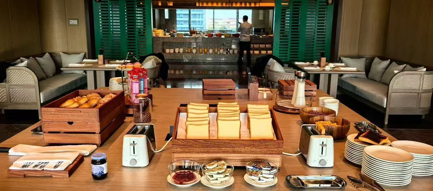 Daily buffet breakfast (CNY 108 per person)