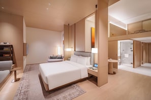 Desk, laptop workspace, blackout curtains, soundproofing - Beijing XuanLi Hotel (Beijing)