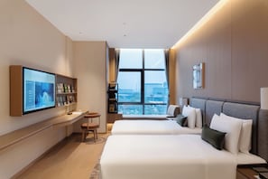 Desk, laptop workspace, blackout curtains, soundproofing - Beijing XuanLi Hotel (Beijing)