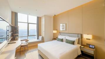 Superior Suite | Peralatan tempat tidur premium, gebar bulu kapas, tilam berlapik
