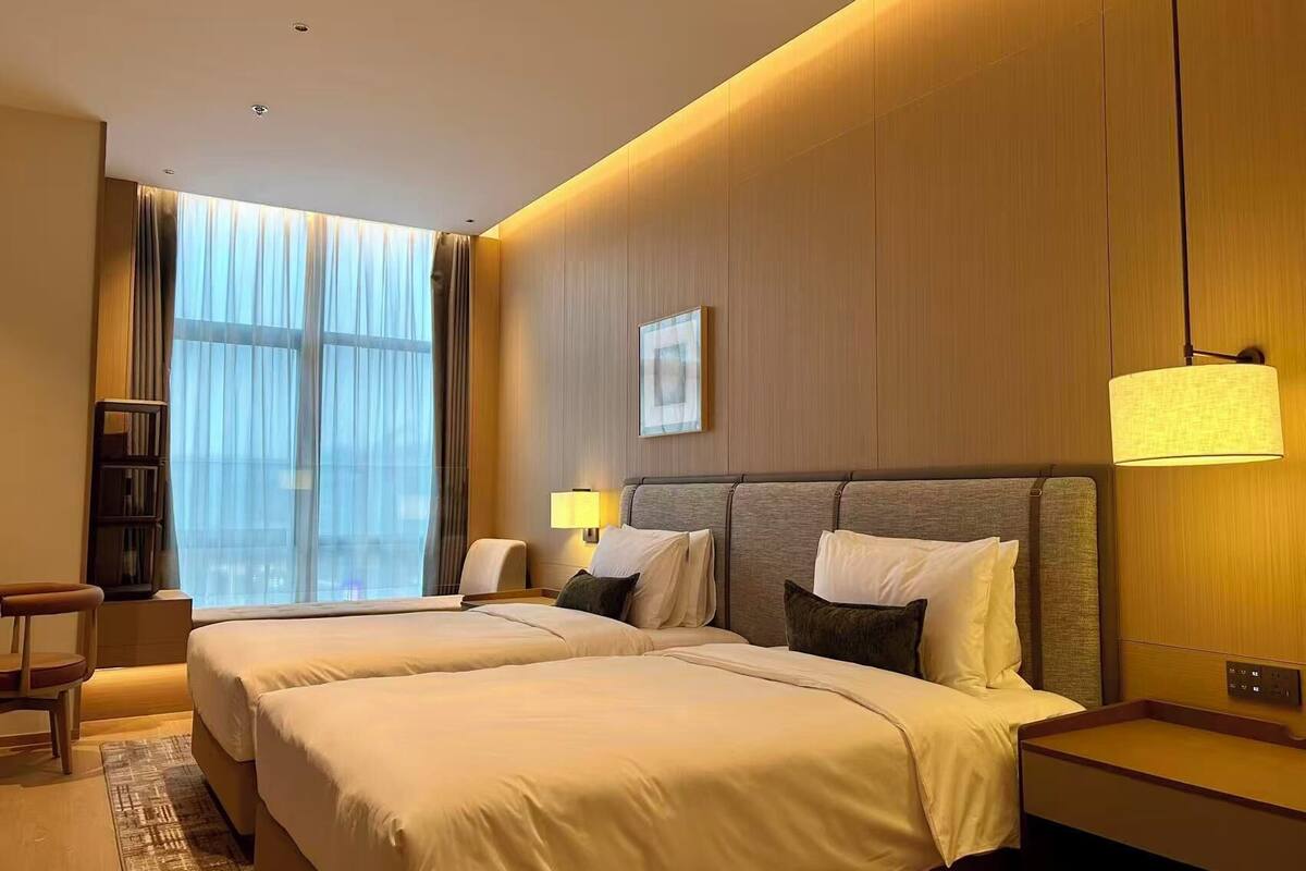 Comfort Twin kamer, keuken, uitzicht op park | Een bureau, een laptopwerkplek, verduisterende gordijnen