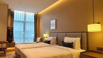 Comfort Twin Room, Kitchen, Park View | Desk, laptop workspace, blackout drapes, soundproofing