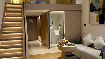 Een bureau, een laptopwerkplek, verduisterende gordijnen