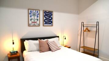 Tabla de planchar con plancha, wifi y ropa de cama