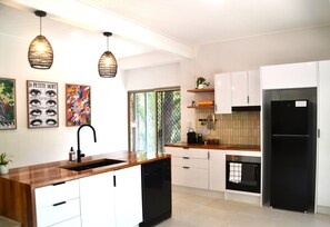 Microondas, horno, parrilla de estufa y lavavajillas