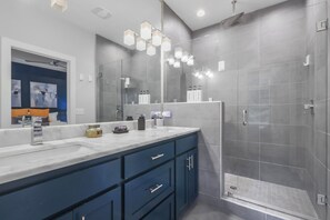 Hair dryer, towels, soap, shampoo - Hotel Bronough - Custom 3 Bed Townhouse in Midtown (Tallahassee)