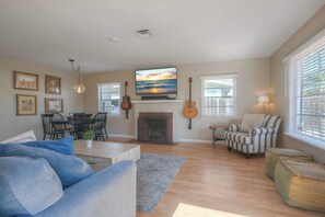 Smart TV, fireplace