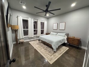 2 عدّة غرف نوم ومكتب وواي فاي مجانًا وملاءات أسرّة