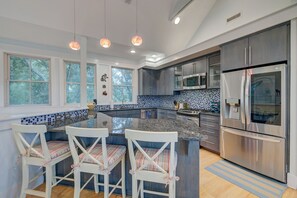 Réfrigérateur, micro-ondes, plaque de cuisson, lave-vaisselle