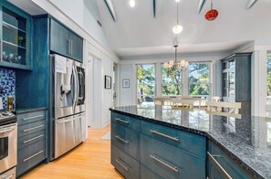 Køleskab, mikrobølgeovn, kogeplade, opvaskemaskine