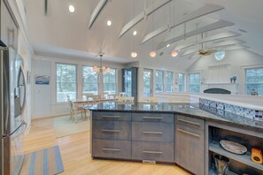 Réfrigérateur, micro-ondes, plaque de cuisson, lave-vaisselle