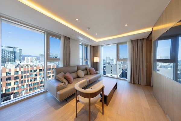 Suite, City View | Living area