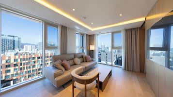 Suite, City View | Living area