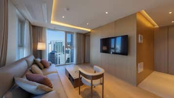 Suite, City View | Living area