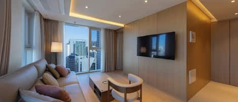 Suite, City View | Living area