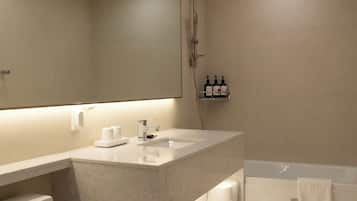 Suite, byutsikt | Bad | Badekåper og tøfler