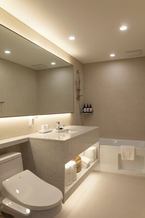 Suite, vue sur la ville | Salle de bain | Peignoirs, pantoufles