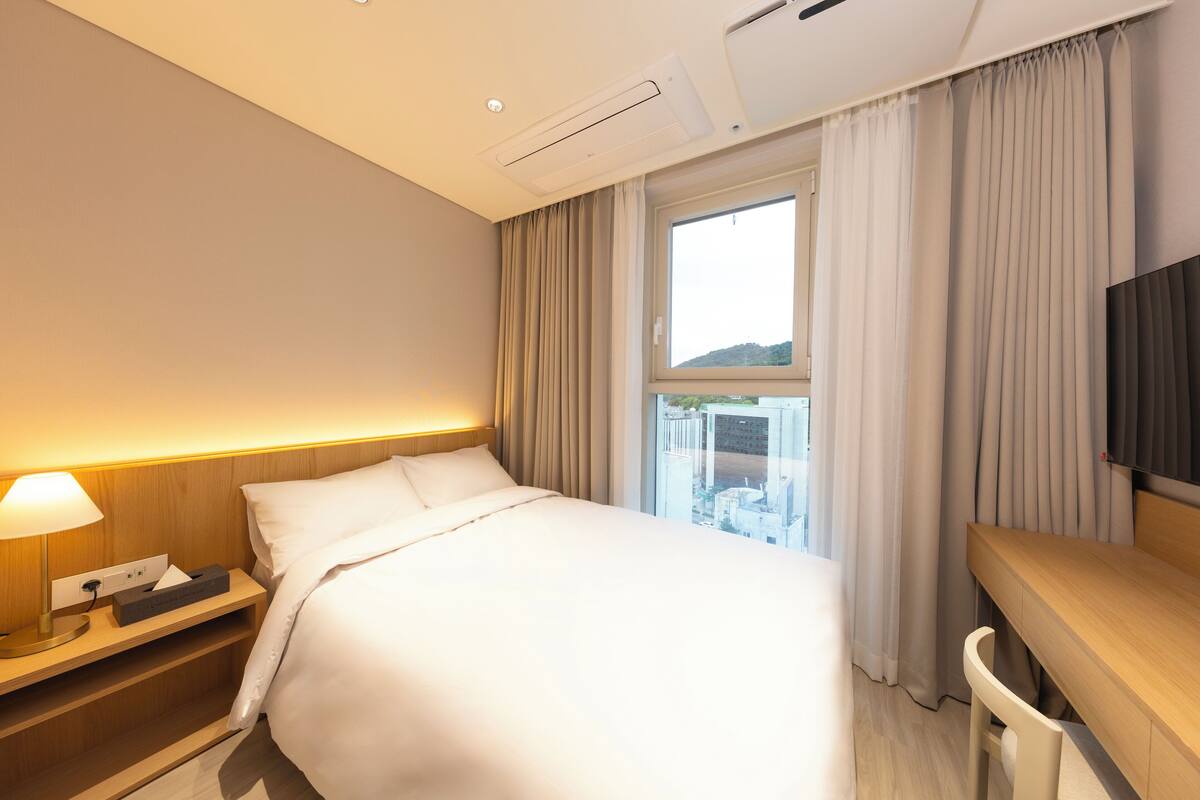 Semi Double | In-room safe, blackout drapes, iron/ironing board (on request)