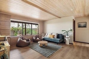 TV, fireplace - Pepperstone Retreat - Newly Renovated Central 5BR House (Dunsborough)