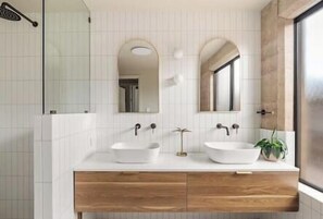 Hair dryer, towels, soap, shampoo - Pepperstone Retreat - Newly Renovated Central 5BR House (Dunsborough)