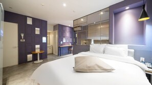 Phòng 2 giường đơn Premium | Trang bị nội thất với thiết kế riêng biệt, bàn 