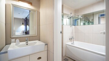 Habitación Premium con 2 camas individuales | Baño | Secador de pelo, zapatillas, bidé y toallas