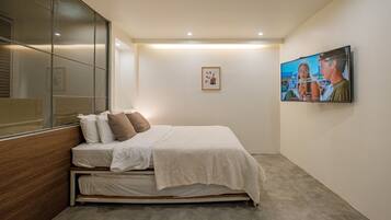 Premium Twin Room | Hypo-allergenic bedding available, soundproofing, WiFi (free)