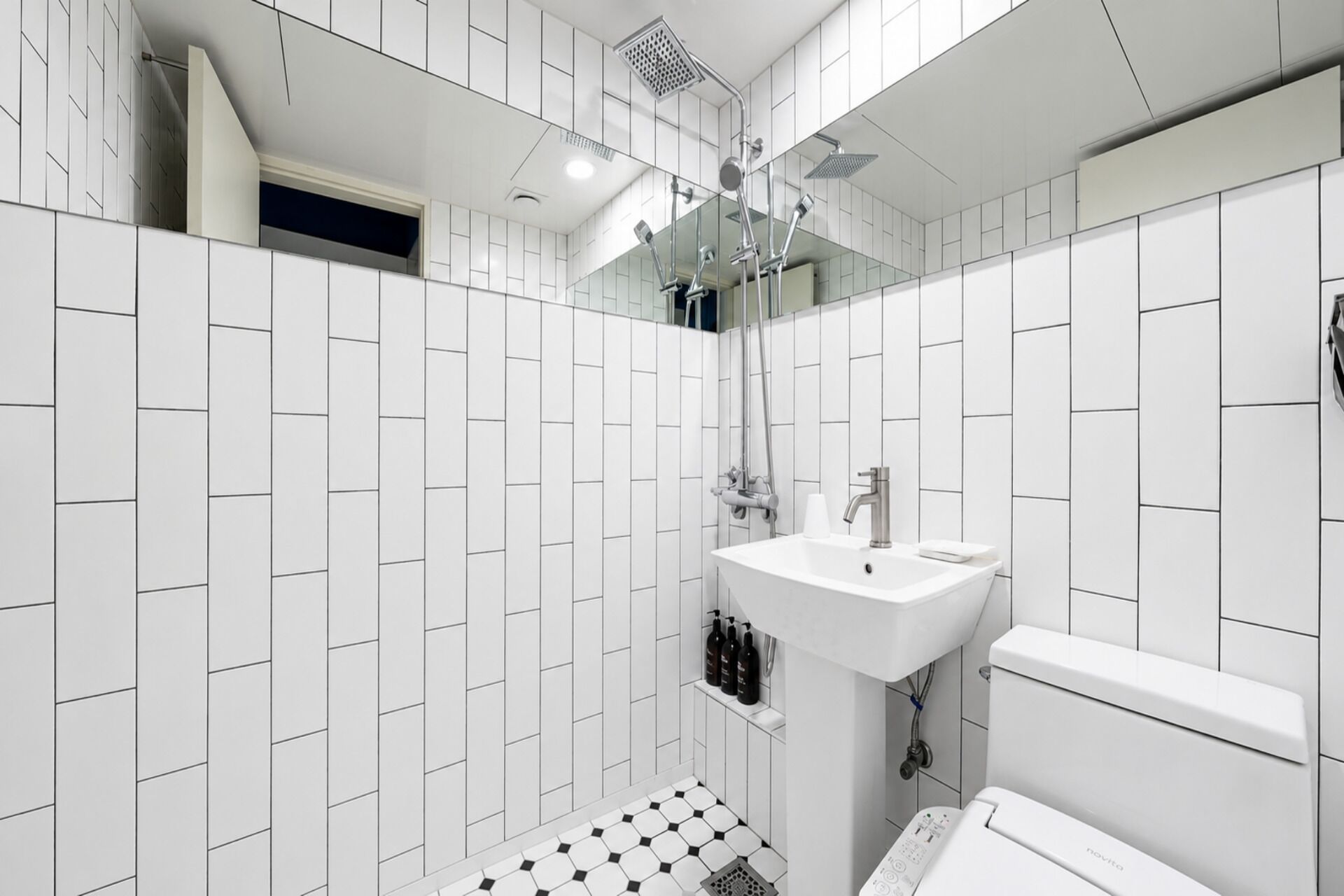Deluxe Room | Bathroom