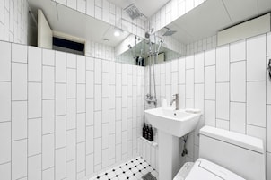 Secador de pelo, pantuflas, bidet, toallas
