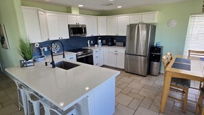 Mikrobølgeovn, ovn, kokeplater og oppvaskmaskin