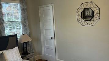 2 dormitoris, planxa i posts de planxar, wifi i roba de llit