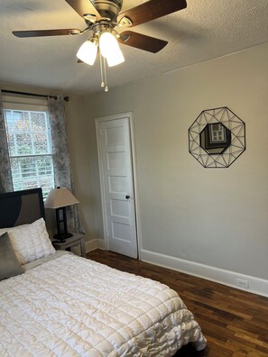 2 dormitoris, planxa i posts de planxar, wifi i roba de llit 