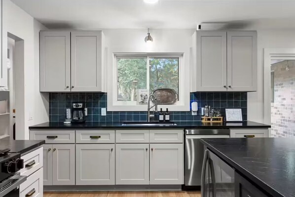 ثلاجة، ميكروويف، فرن، موقد طهي مسطح