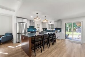 Køleskab, mikrobølgeovn, ovn, kogeplade