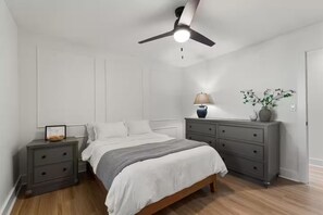 Skrivebord, weekendseng, gratis Wi-Fi, sengetøj