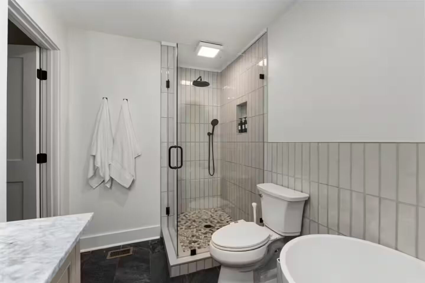 Secadora de cabello, bidet, toallas, jabón 