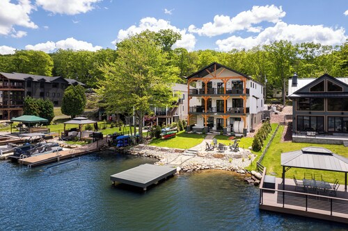 Poconos Ski Gateway! 9BR Villa, Hot Tub, Sauna, 15 Min to Big Boulder, Sleeps 30
