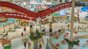Ein großer Wasserpark mit Rutschen, Pools und verschiedenen Wasserspielen.