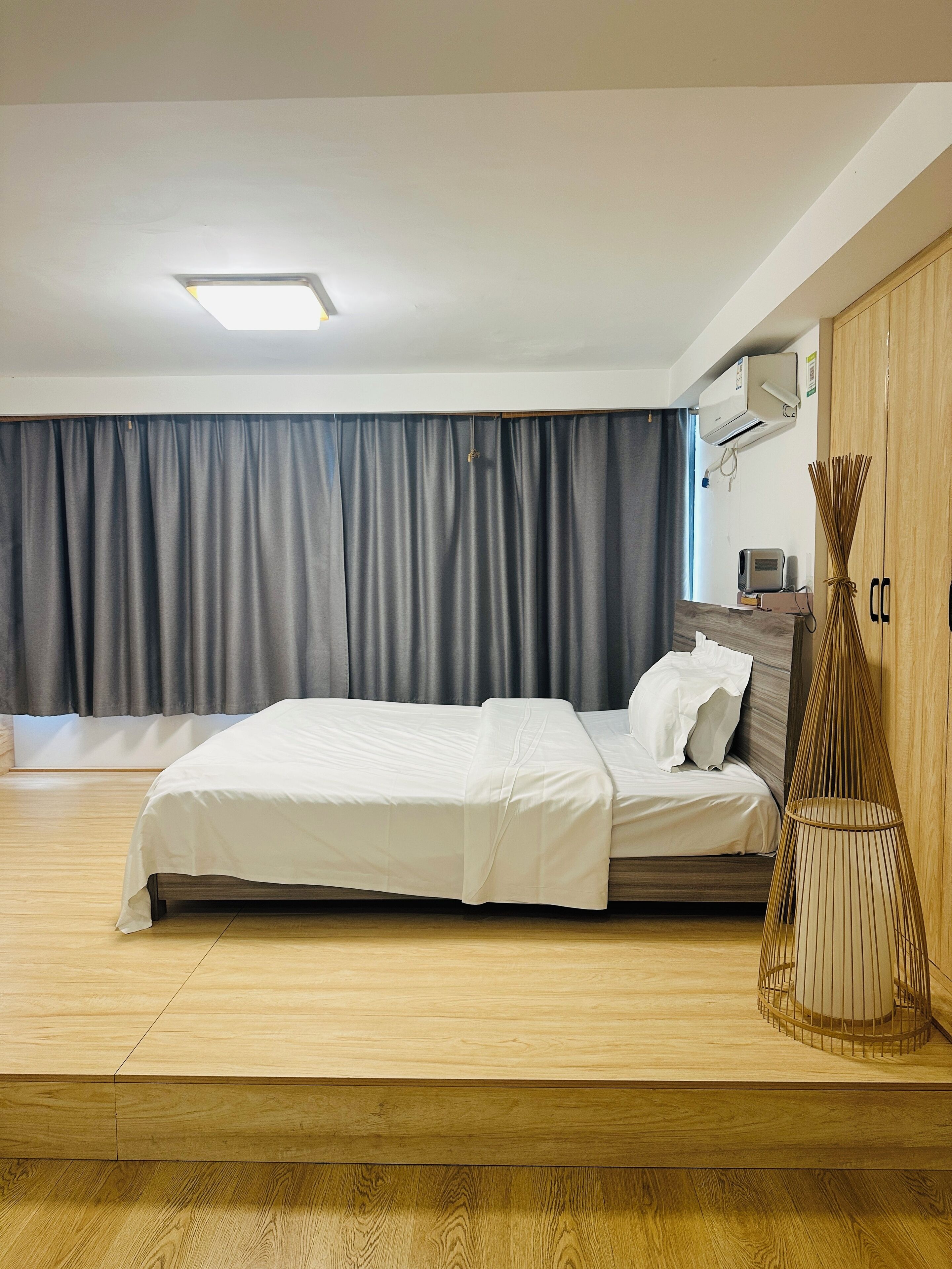 Cortinas blackout, wifi gratis y ropa de cama 