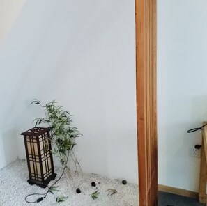 Cortinas blackout, wifi gratis y ropa de cama